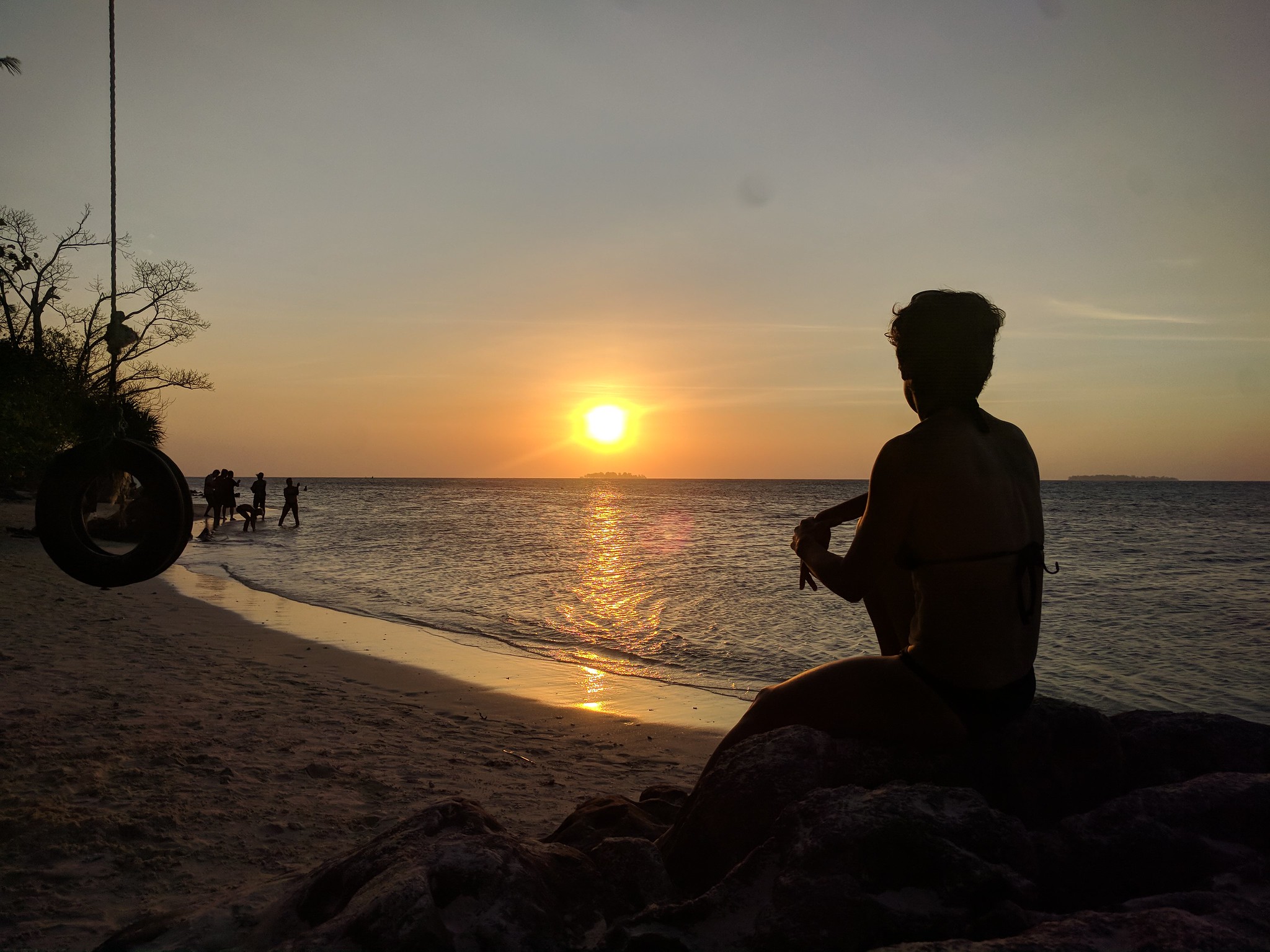 Anochecer en playa de Indonesia